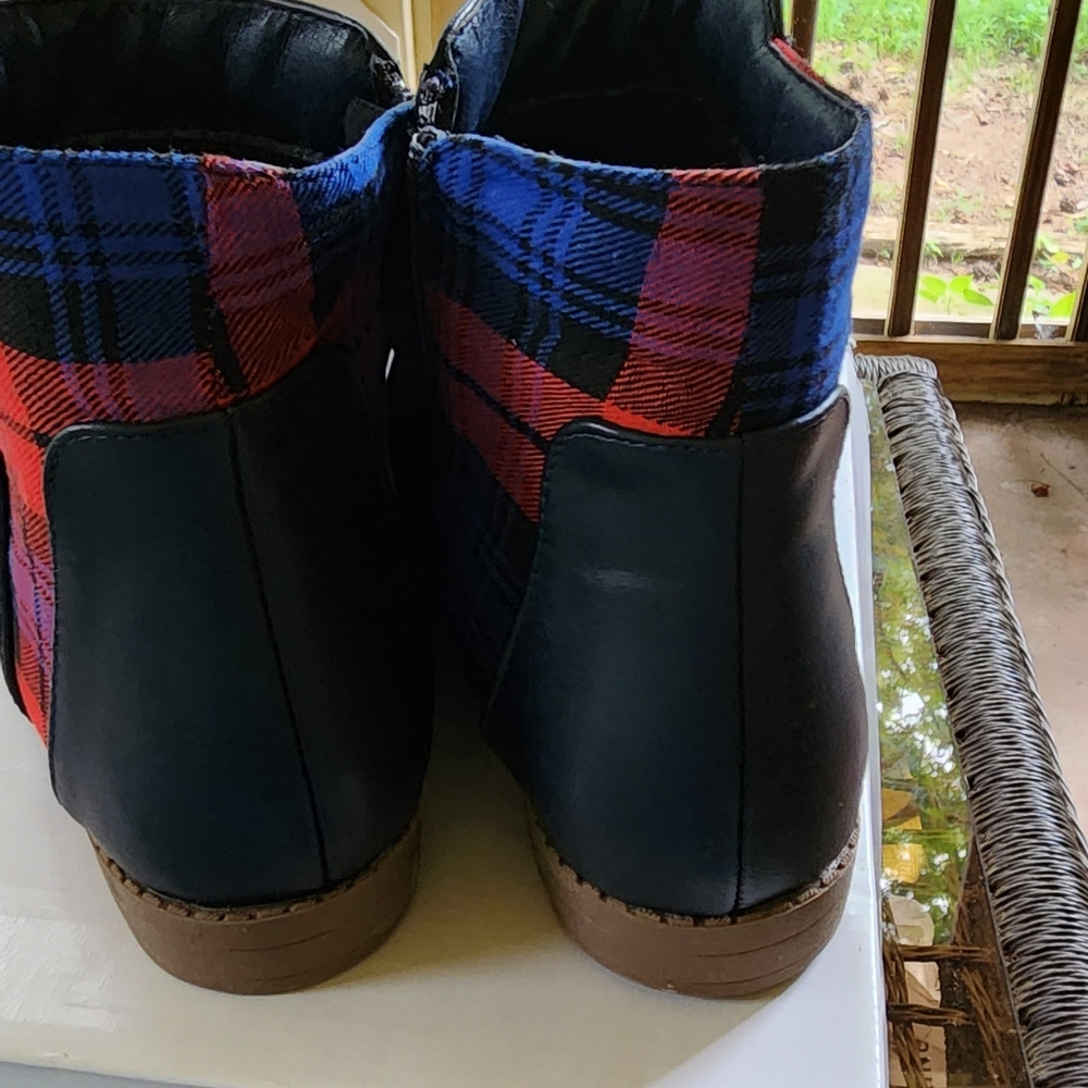Classique black leather like with red & blue plaid flannel insert boo… - Picture 4 of 8